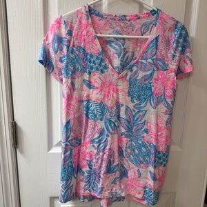 Lilly Pulitzer “Pineapple Shake” Pink & Blue V-Neck Tee – Size Small, EUC
